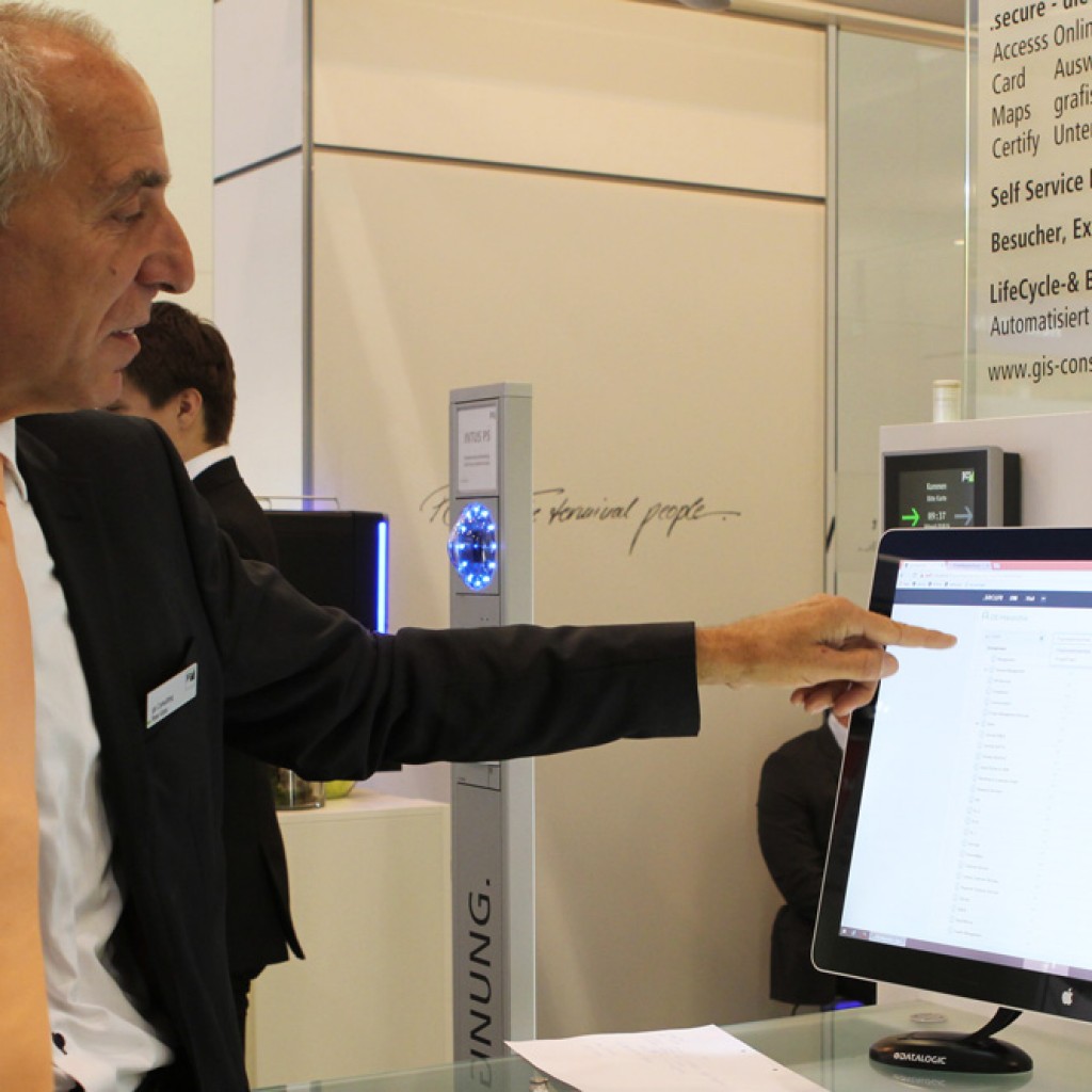 Herr Kiess erklärt die Plattform .secure